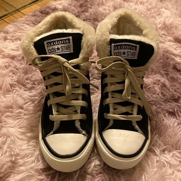 OXDANS WOMEN BLACK PLUSH LINED CONVERSE Looking - Picture 1 of 7